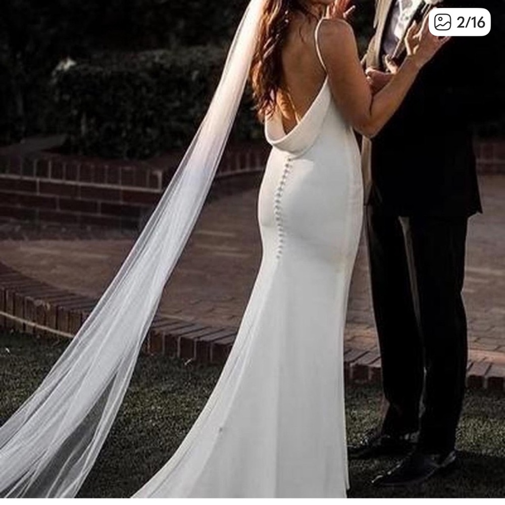 Elegant White V-Neck Mermaid Wedding Dress - Picture 2 of 16